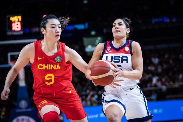 范丞丞亮相NBA球迷日活动 三分球获赞技巧专业!