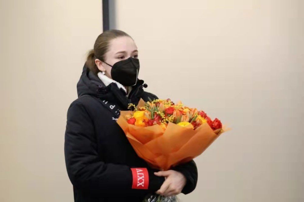 凯奇则携日籍娇妻柴田梨子走上红毯，与大多数主创的着重风格不同，柴田一身日式风的外套搭配过膝长靴，十分吸睛。